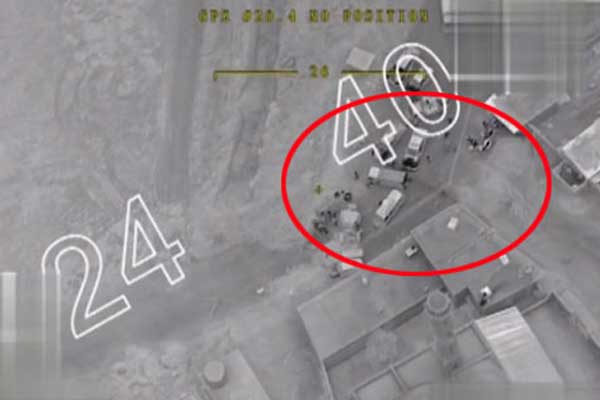 Afrin'de siviller PKK engellerini kazma kürekle aştı