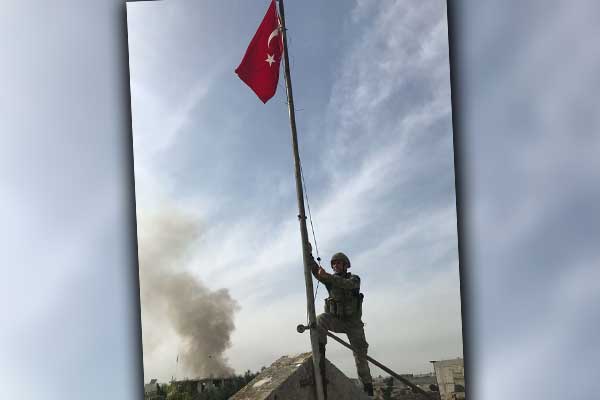 Afrin'e Türk bayrağının çekilme anı