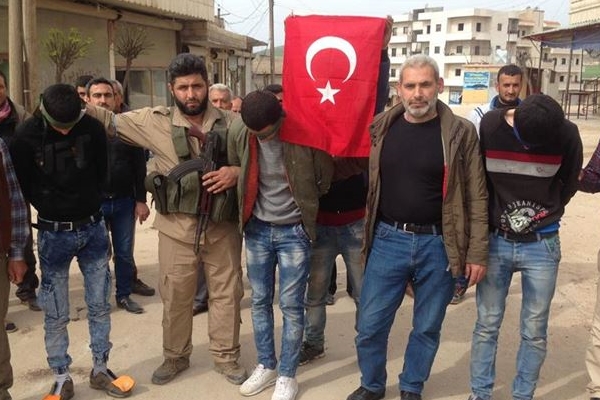 Afrinliler yakaladıkları 3 PKK/YPG'liyi Mehmetçik'e böyle teslim etti