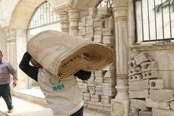 İHH, Afrin merkezdeki Usame bin Reşid camisinin halılarını yeniledi