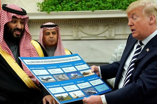 Trump Suudilere sattığı silahları karton panoda gösterdi