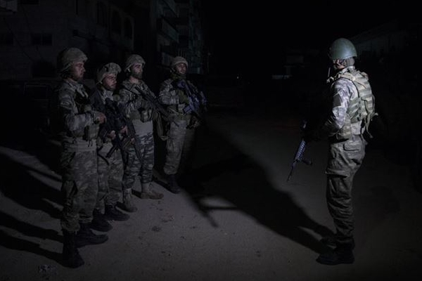 Mehmetçik Afrin'de gece devriyesinde