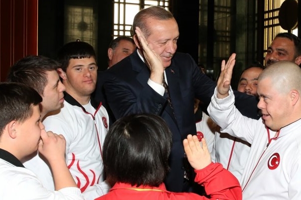 Cumhurbaşkanı Erdoğan down sendromlu sporcuları kabul etti