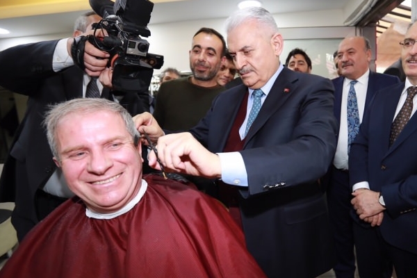 Başbakan Yıldırım berberde bir vatandaşı tıraş etti