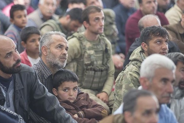 Afrinliler Mehmetçikle cuma namazı kıldı