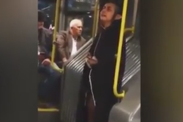 Metrobüste hayrete düşüren yolcu