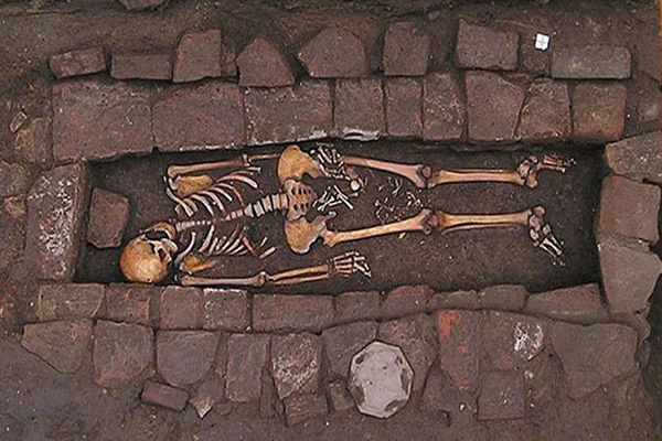 38 haftalık hamileyken ölen kadının bebeği mezarda doğdu