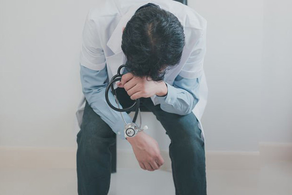 Sağlık Bakanlığından doktora şiddete kınama