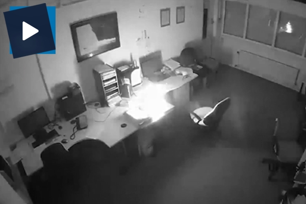 Gece şarja bırakılan dizüstü bilgisayar bir odayı tamamen kül etti