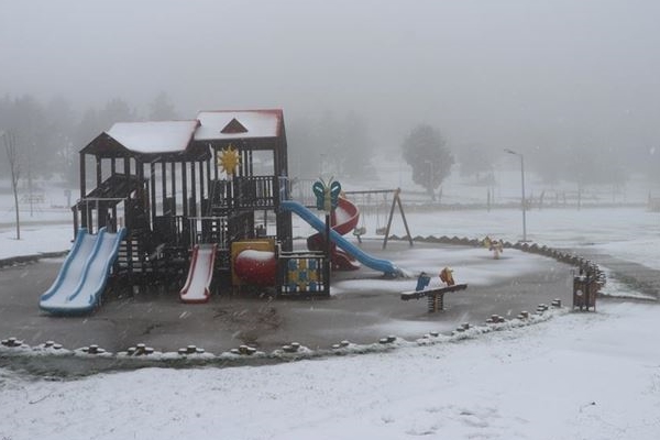 Bahar öncesi yaşanan kar yağışı şehri beyaza bürüdü