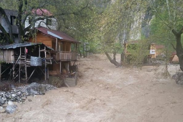 Sel nedeniyle mahsur kalan çift kurtarıldı