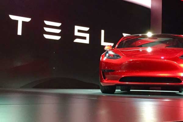 Tesla 123 bin aracını geri çağırıyor