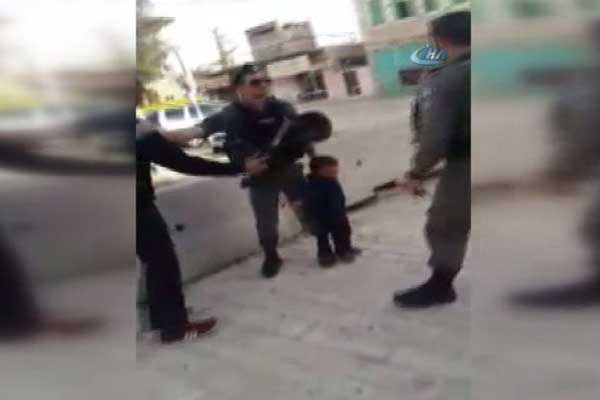 İsrail askerlerinden 3 yaşındaki çocuğa gözaltı tehdidi!
