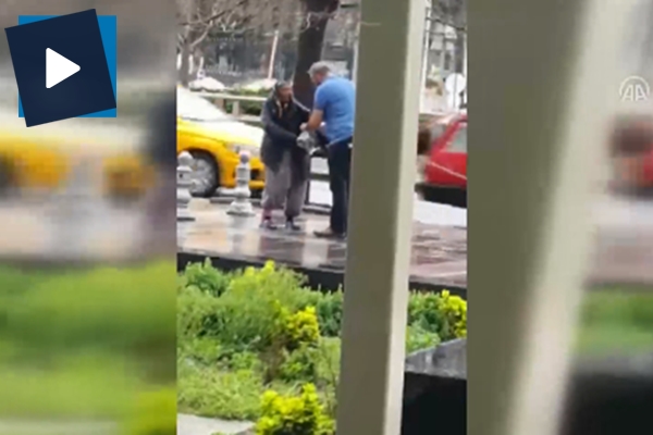 Yağmur altında titreyen kadına kendi montunu verdi