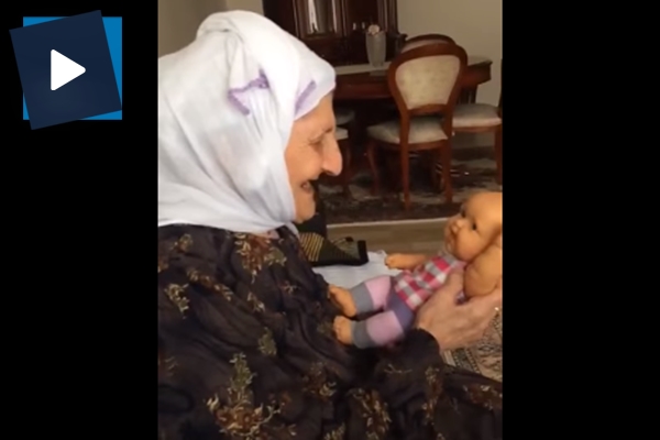 Oyuncak bebeği gerçek zanneden nine