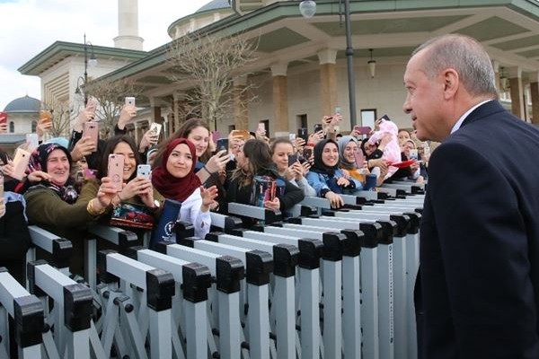 Cumhurbaşkanı Erdoğan’a Cuma namazı çıkışında sevgi seli