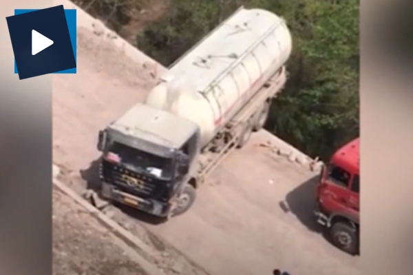 Kamyon şoföründen inanılmaz manevra!
