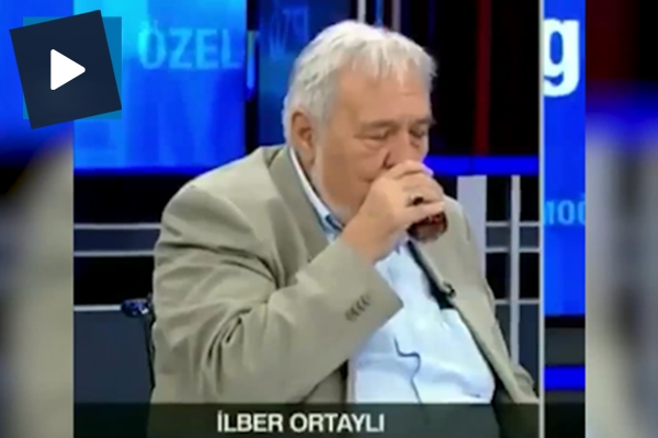 İlber Ortaylı'nın canlı yayında çay içme tarzı sosyal medyayı salladı