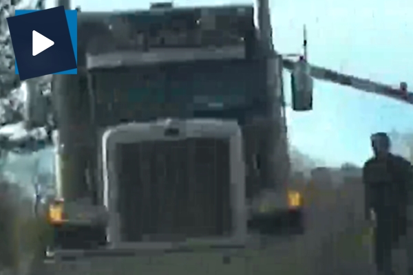 Tren hemzemin geçitteki TIR'ı ortadan ikiye böldü!