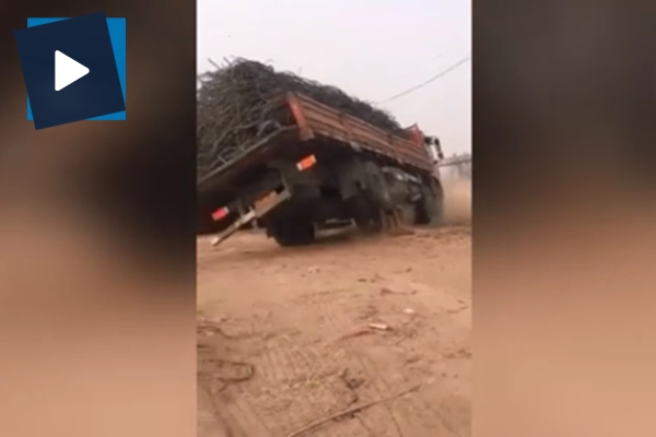 Yük boşaltmada çığır açan kamyon şoförü