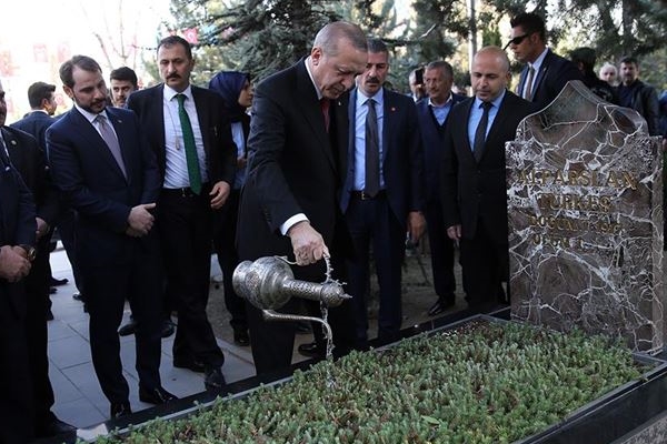Cumhurbaşkanı Erdoğan Türkeş'in mezarını ziyaret etti