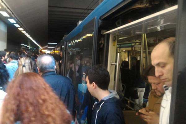 Elektrik arızası İZBAN'da seferleri durdurdu