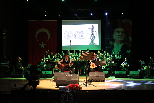 Kütahya'da avukatlar Türk müziği konseri verdi