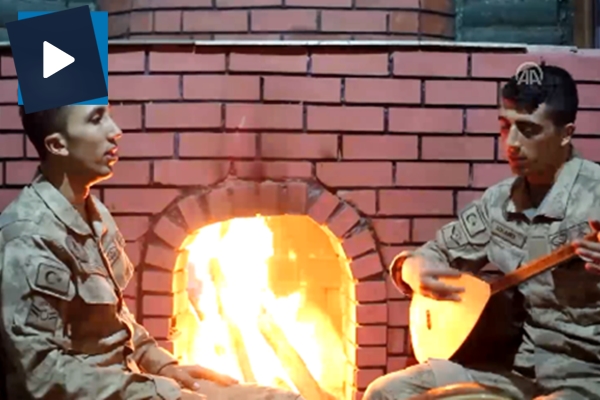 Mehmetçik'ten kulakların pasını silen 'Biriler var' türküsü