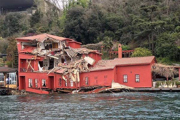 Boğazın tarihi yalısı artık yaralı