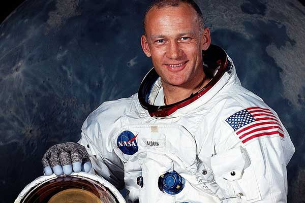 Ay'a giden astronot yalan testinden geçti: Uzayda yalnız değiliz