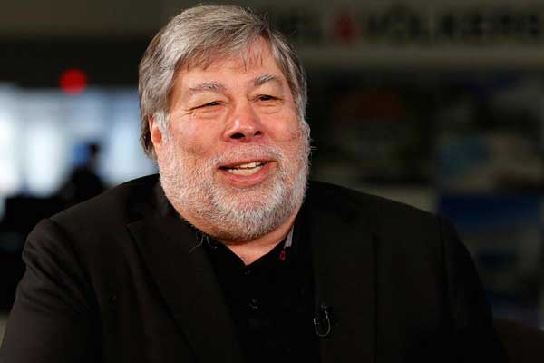 Apple'ın kurucusundan 'Facebook'u silin' kampanyasına destek