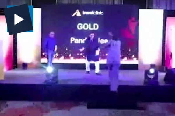 Sahnede şok ölüm: Ödülün heyecanına dayanamayınca...