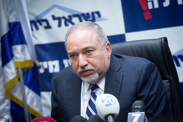 İsrail Savunma Bakanı'ndan Filistinlileri vuran askerlere övgü