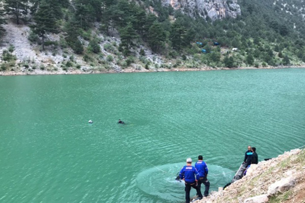 Adana'da otomobil baraj göletine uçtu