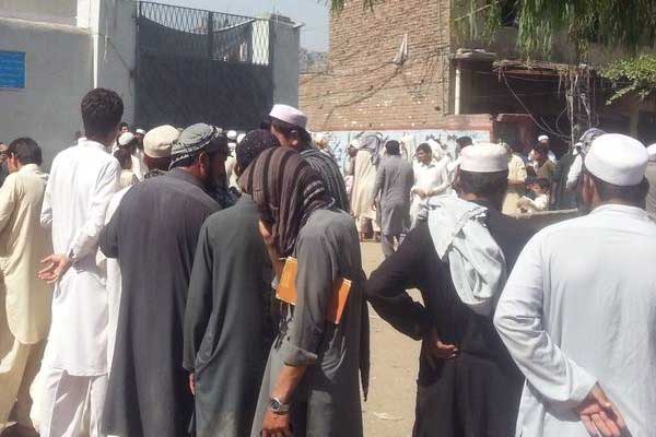 Afgan göçü arttı çünkü 'İran sınırları açtı'