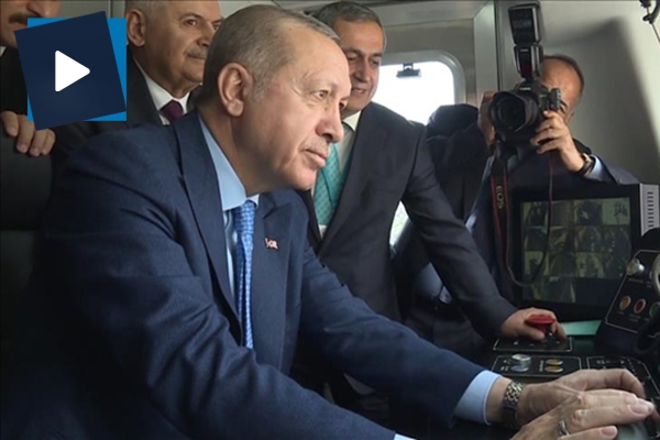 Cumhurbaşkanı Erdoğan, makinist koltuğuna geçerek banliyö trenini kullandı