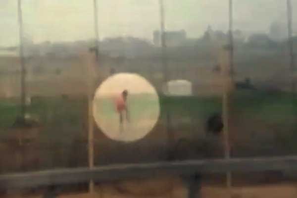 İsrail askerleri Filistinli genci böyle hedef aldı: Pembeliyi vur