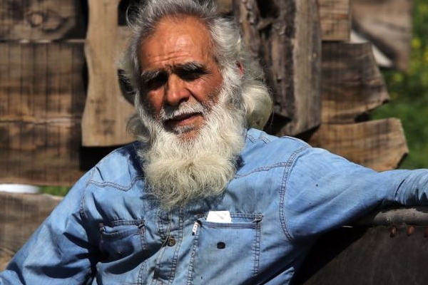 Yaşamını değiştirip yol kenarına kendi 'sarayı'nı kurdu