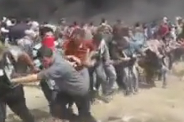 Filistinli gençler sınırdaki tel örgüleri dağıttı