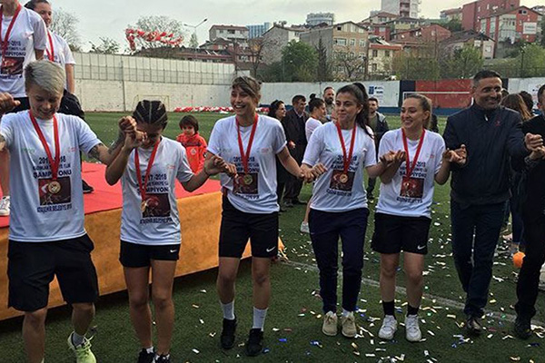 Şampiyon Ataşehir Belediyespor kupasını kavuştu