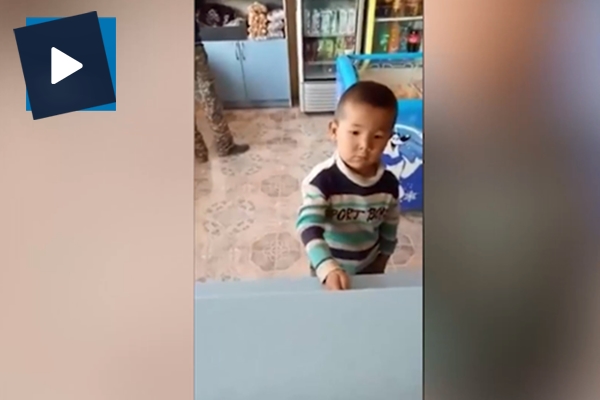 Şeker alabilmek için bakkala 3 düğme veren çocuk