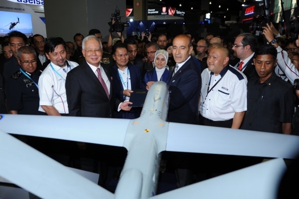 Milli savaş uçağı dev fuarda göründü