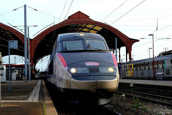 Fransa'da demiryollarının özelleştirilmesi kabul edildi