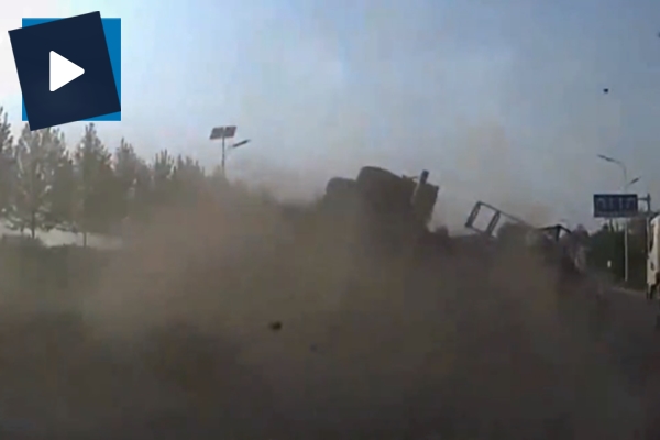 Dev mikser aracın üzerinden böyle uçtu