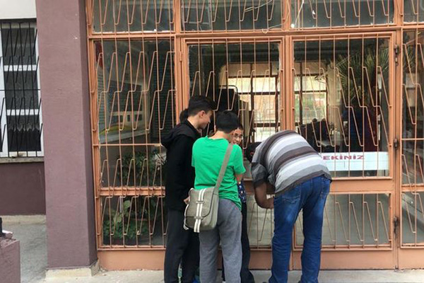 Ders çalışmaya dalan öğrenciler okulda mahsur kaldı