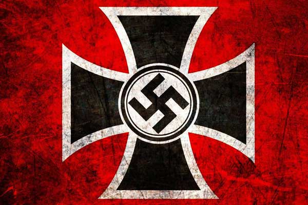 Ücretsiz tiyatro seyretmek için 'gamalı haç' taktılar