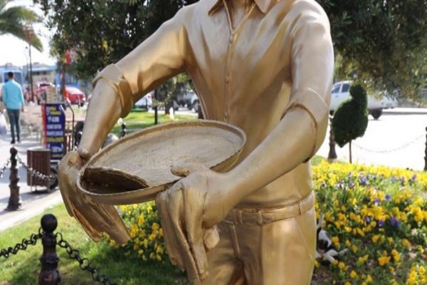 'Künefe çeviren adam' heykelinin çalınan tepsisi bulundu