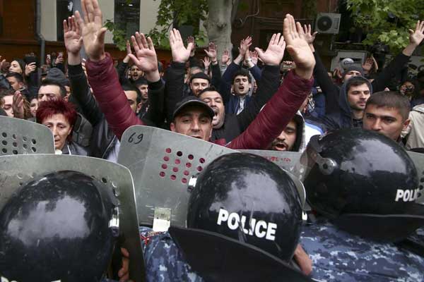 Ermenistan Devlet Başkanı: Ülkedeki durum tehlikeli çizgiye ulaştı