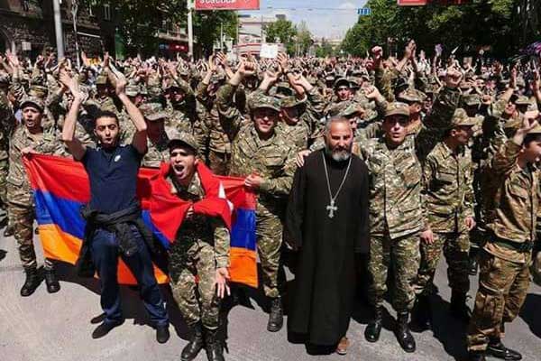 Ermenistan'da 'Sarkisyan' protestolarına askerler de katıldı!