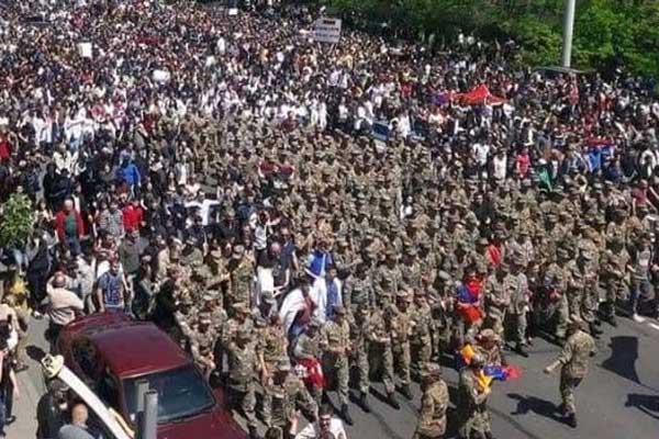 Ermenistan'da 'Sarkisyan' protestolarına askerler de katıldı 2